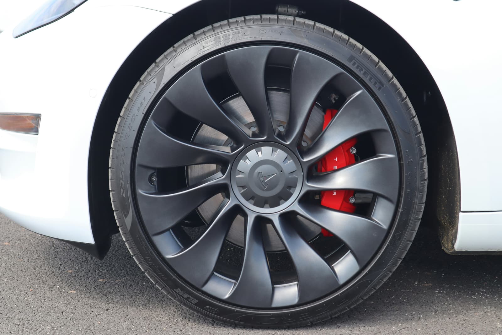 For Sale : Tesla Model Y - 2025, 18400KM, SUV, 5 Seats — photo 5 of 6
